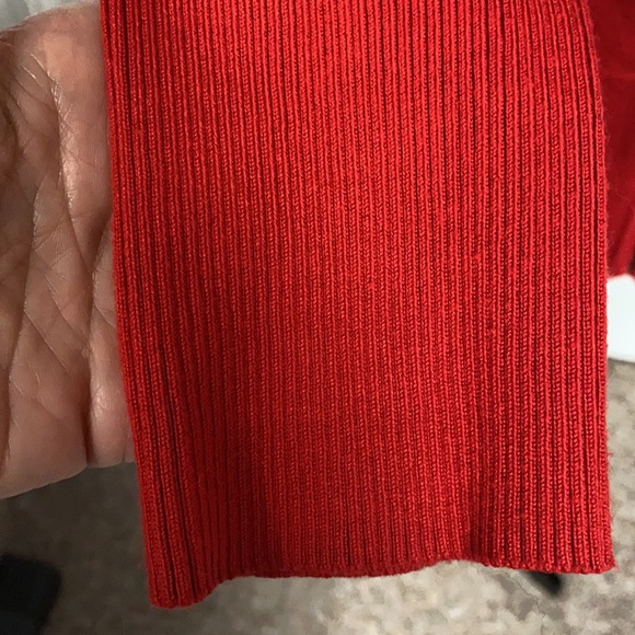 Questions red zipped up sweater cardigan. Size L - Picture 7 of 11